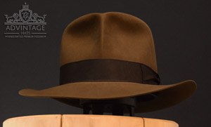 Read more about the article Raider Fedora Hat in Raider-Sable with Turn