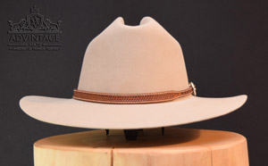 Mehr über den Artikel erfahren Cattleman Cowboy Hut in Bone / Justified