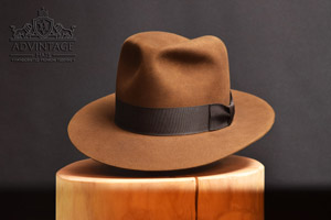Read more about the article Temple Fedora Hat in Raiders-Sable