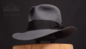 Mehr über den Artikel erfahren Custom Fedora Hut in Steel-Grey