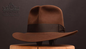 Mehr über den Artikel erfahren Raider Fedora Hut in True-Sable mit kürzerer Krone