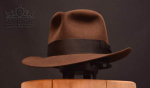 Mehr über den Artikel erfahren Crusader Fedora Hut in der Farbe True-Sable / Venedig Szene