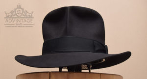 Mehr über den Artikel erfahren Custom SoC Fedora Hut in schwarz