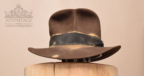 Read more about the article MasterPiece Hero SoC Fedora hat in True-Sable (Truck scene)