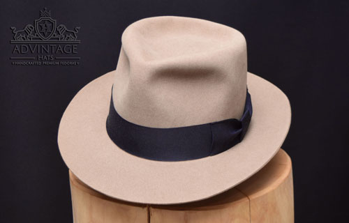 Mehr über den Artikel erfahren Klassischer Fedora Hut in Natur (Custom)