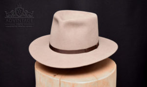 Mehr über den Artikel erfahren Custom Fedora Hut in Natural