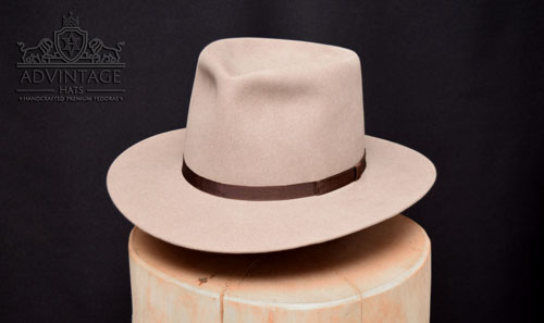 Mehr über den Artikel erfahren Custom Fedora Hut in Natural