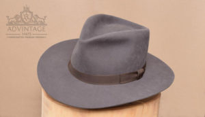 Read more about the article Custom Fedora hat in Imperial Grey (Dr. Alan Grant / ScreenUsed Style)