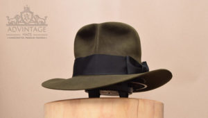 Mehr über den Artikel erfahren Zwei Custom Fedora Hüte in Moss