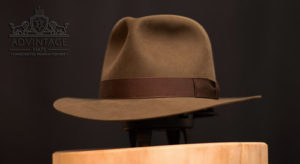 Mehr über den Artikel erfahren Custom Fedora Hut in Light-Sable