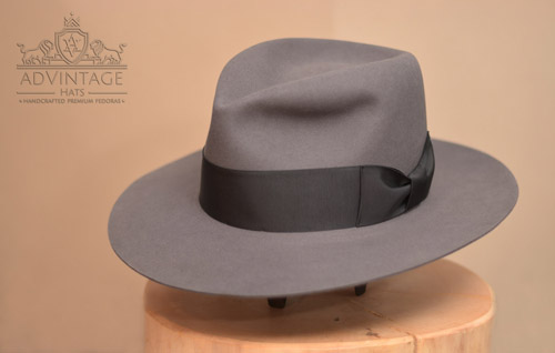 Mehr über den Artikel erfahren Custom Fedora Hut in Imperial Grey