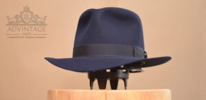 Mehr über den Artikel erfahren Custom Temple Fedora Hut in Dark-Royal