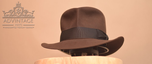 Mehr über den Artikel erfahren Dezenter Legend SoC Fedora Hut in True-Sable