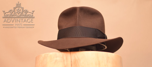 Mehr über den Artikel erfahren Dezenter Legend SoC Fedora Hut in True-Sable